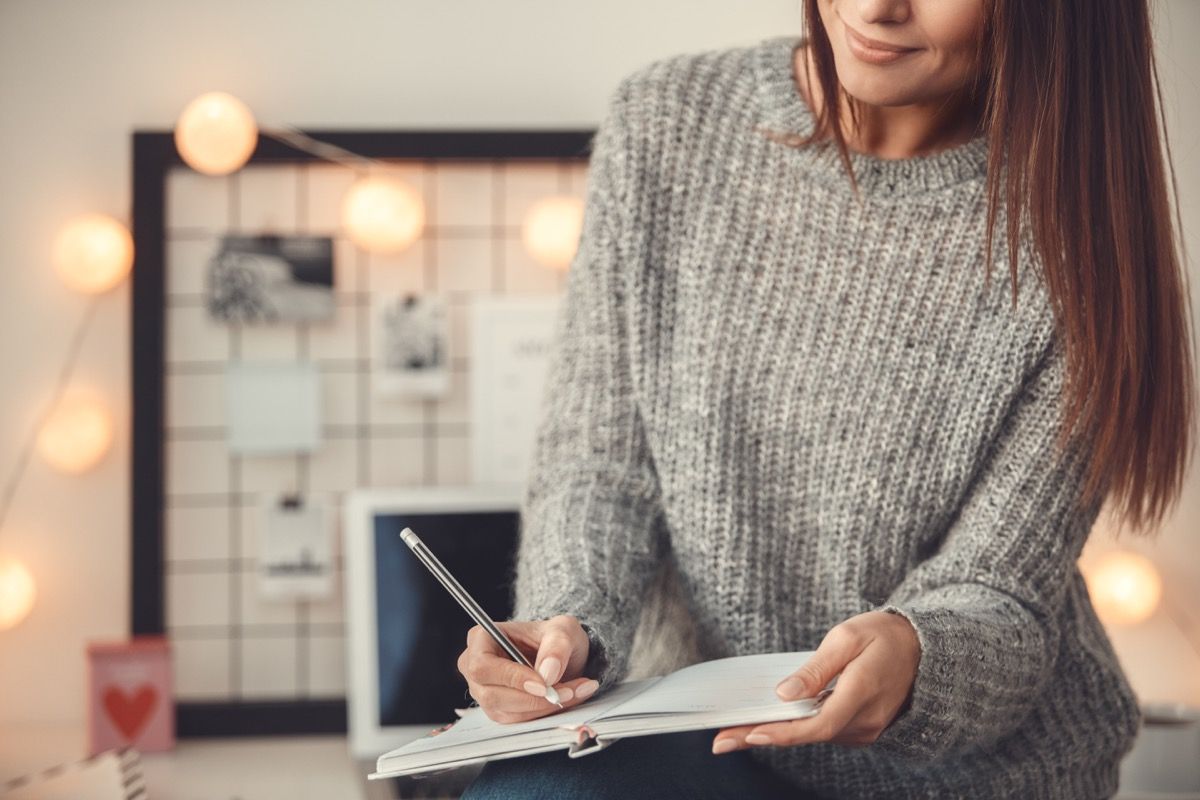 vrouw dragen trui werken in thuiskantoor, manieren Ouderschap is veranderd.