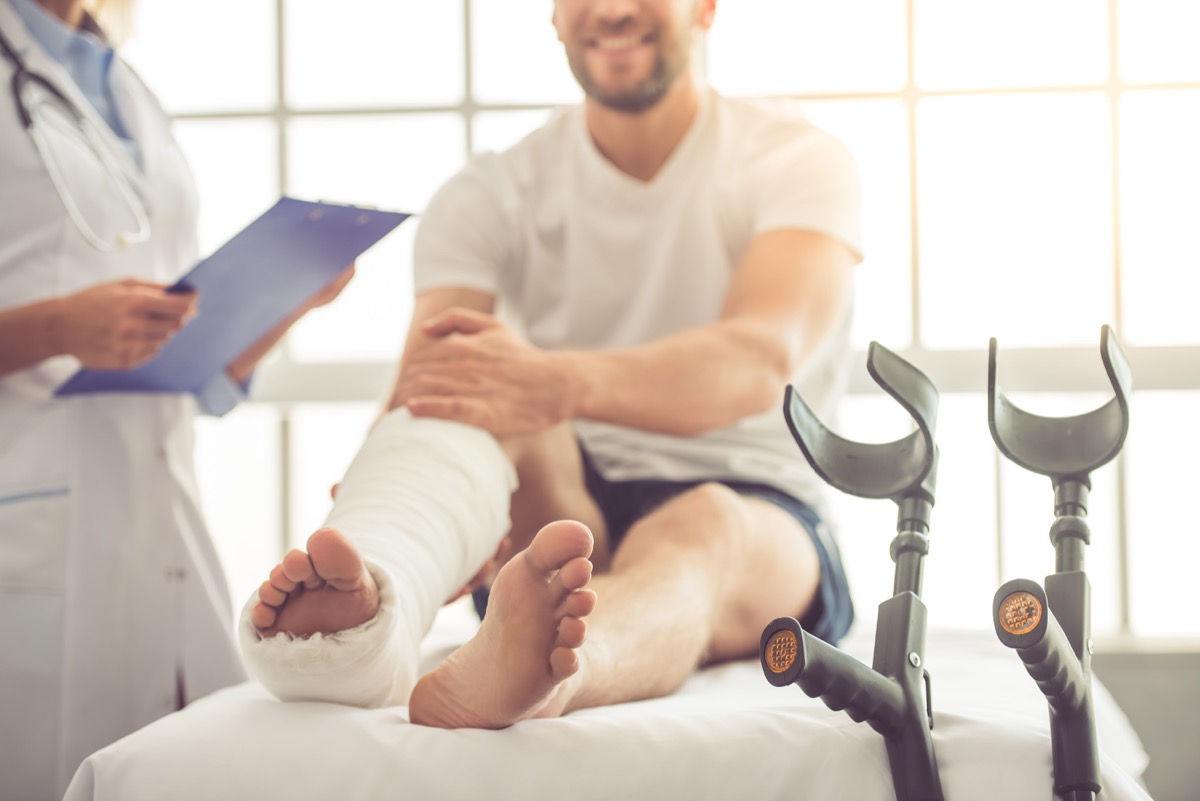 Мъж в болницата с гипс заради счупен крак