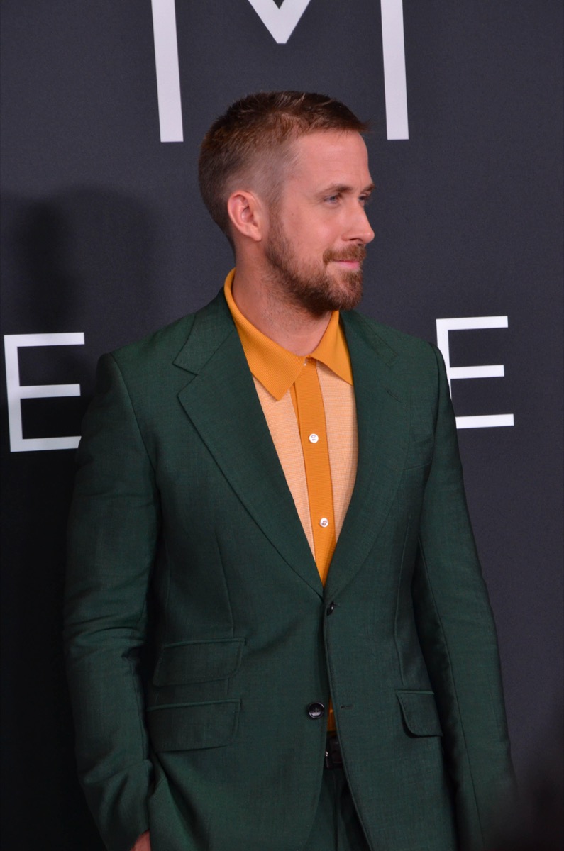 ryan gosling wearing a green suit at the first man premiere