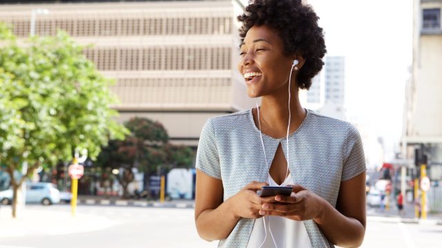 walking with headphones, smart person habits