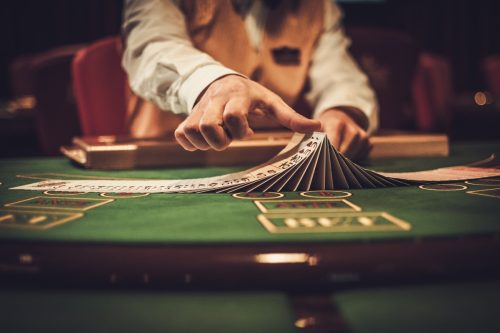 Agent de jocuri de noroc în spatele mesei de jocuri de noroc dintr-un cazinou
