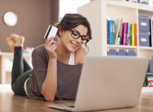 Woman Using Her Credit Card to Go Online Shopping {Online Shopping Tips}