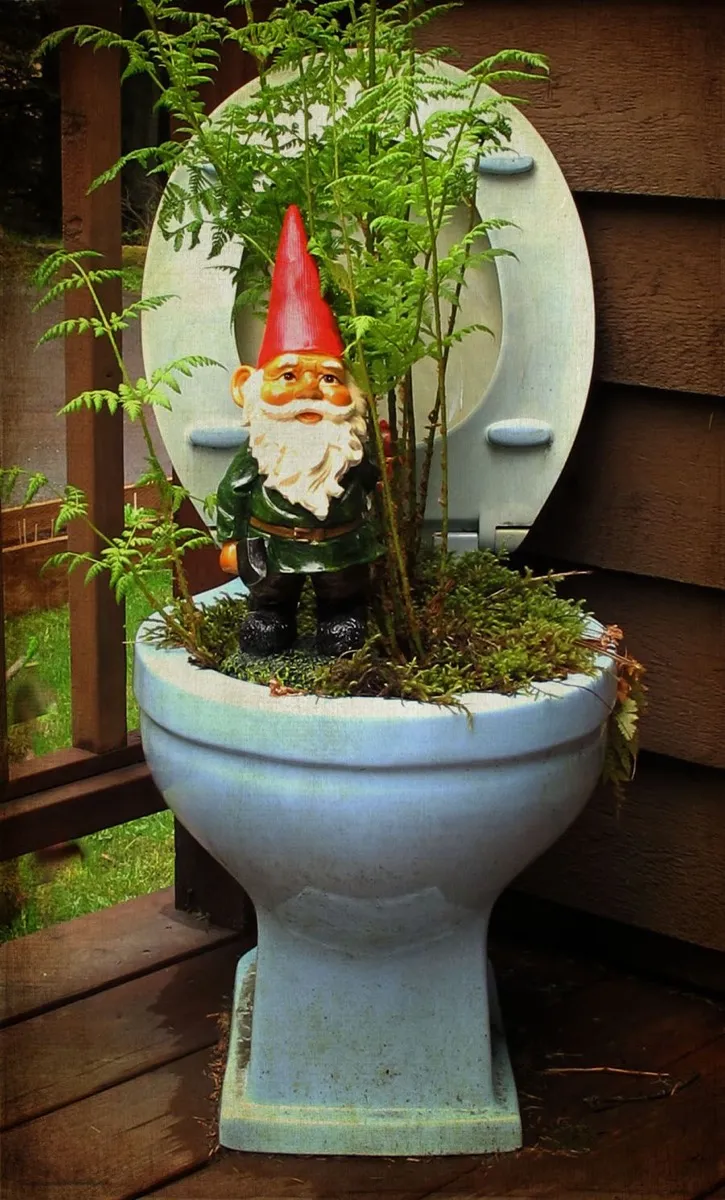 Toilet Planter {Ugly Lawn Decorations}