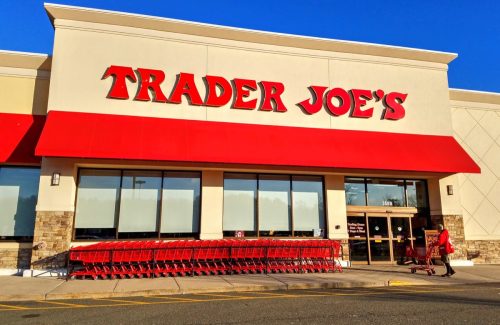 Mặt tiền cửa hàng bán lẻ giảm giá, giỏ mua hàng của Trader Joe's - Saugus, Massachusetts Hoa Kỳ
