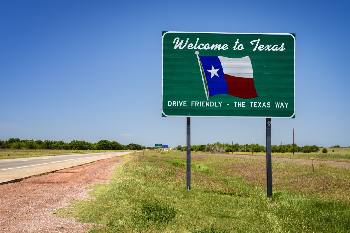 Welcome to Texas sign on side of highway