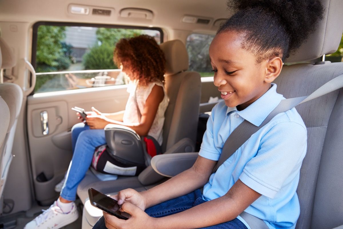 kinderen met behulp van digitale apparaten op auto reis, manieren Ouderschap is veranderd.