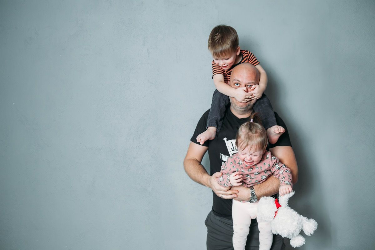 vader met kinderen klimmen over hem heen, manieren Ouderschap is veranderd