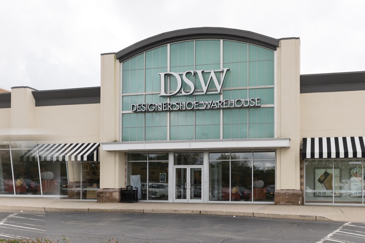 A DSW Storefront {Save Money on Shoes}