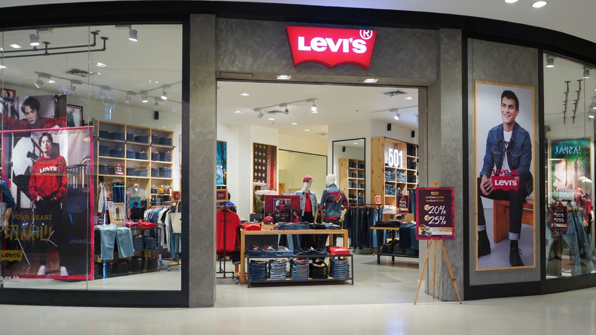 A Levi's Jean Store in the Mall {Discounts For Old Items}
