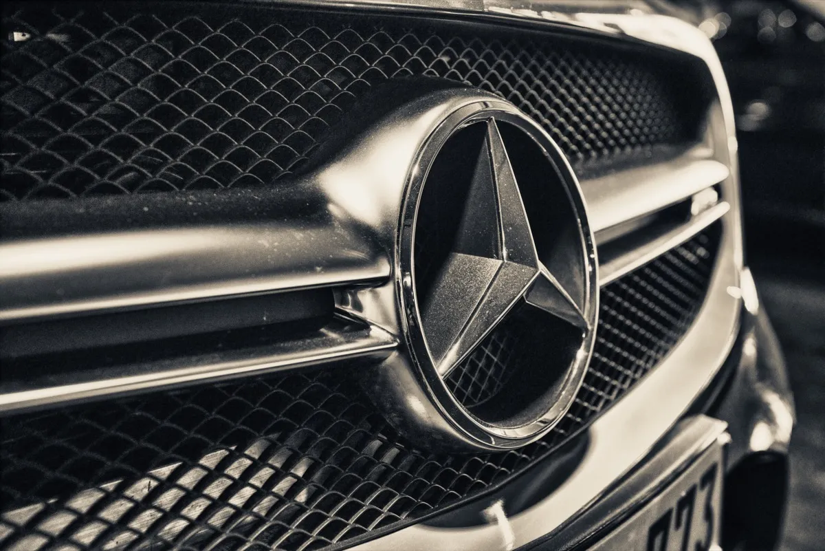 mercedes benz logo on grill