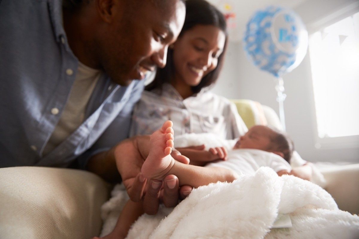  deux parents sourient à un nouveau-né, les façons dont la parentalité a changé.