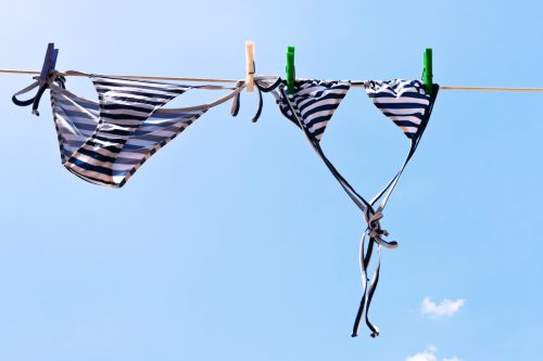 Bikini cu dungi pe linia de îmbrăcăminte outdoor