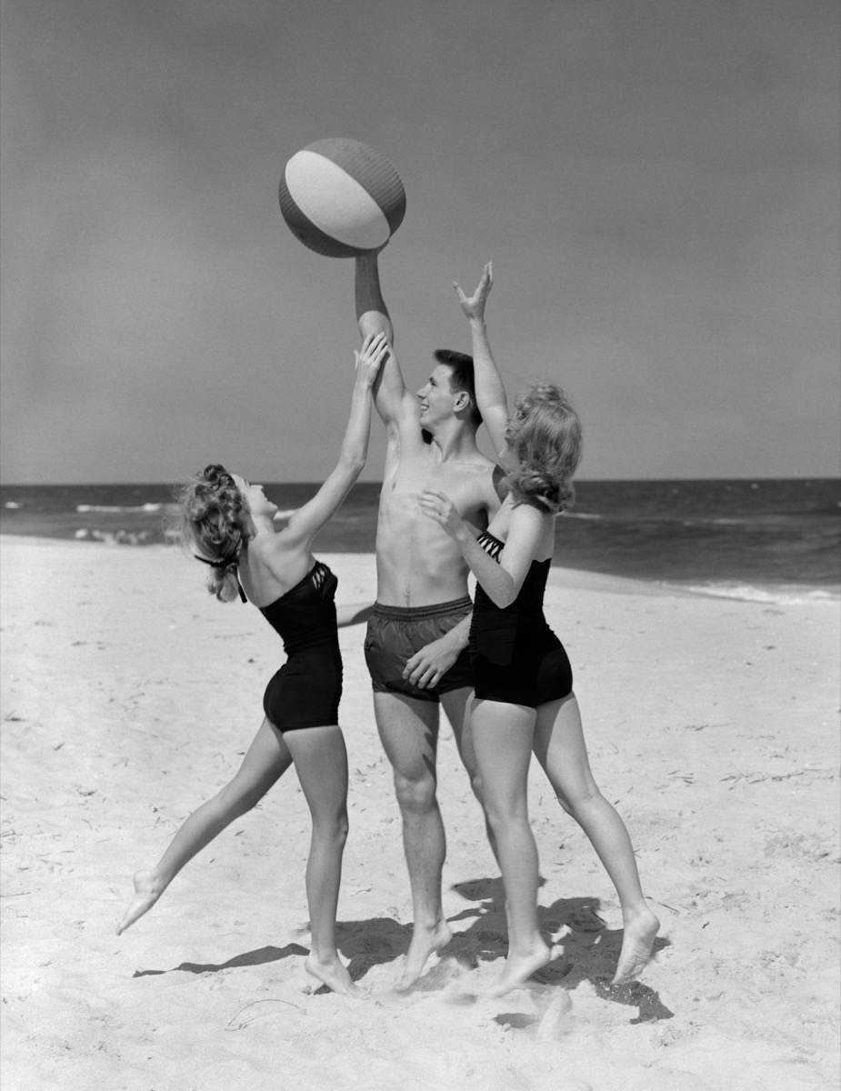 35 Vintage Photos That Show What A Beach Day Used To Look Like 
