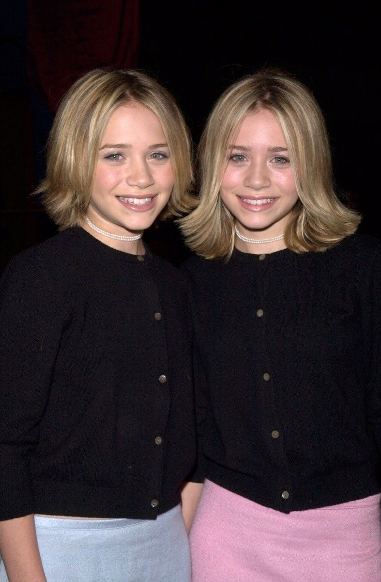 Mary-Kate i Ashley Olsen w czarnych kardiganach i niebiesko-różowych ołówkowych spódnicach w 1999 roku