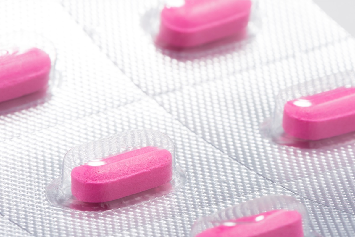 Pink antihistamine tablets in blister pack - Image