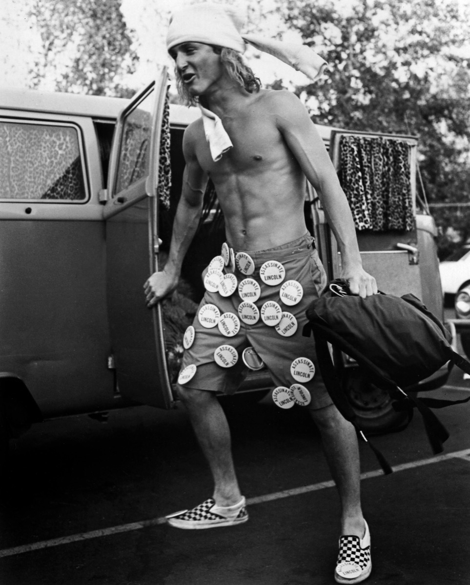 Studio Publicity Still from Fast Times at Ridgemont High Sean Penn © 1982 Universal All Rights Reserved File Reference # 31710200THA For Editorial Use Only '80s fashion