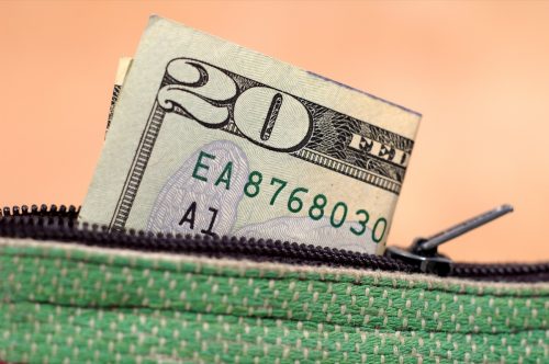Bild eines Zwanzig-Dollar-Scheins in einer Geldbörse