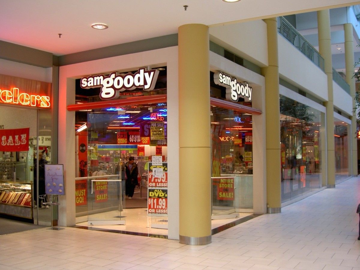 Warner Brothers store in the mall, 90s : r/nostalgia