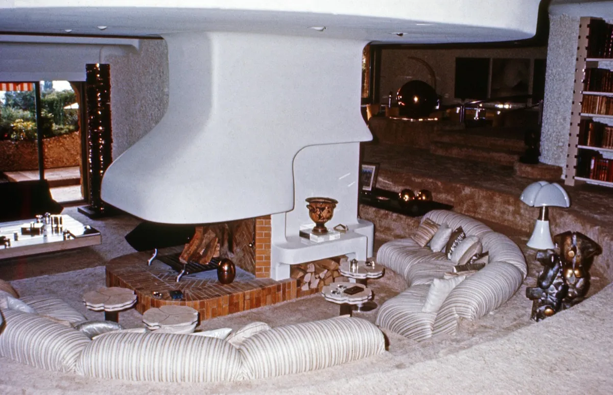 A Sunken Living Room From the 1980s Home Decor