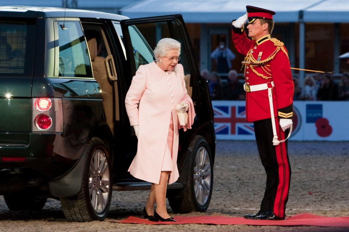 queen elizabeth II arriving in a car