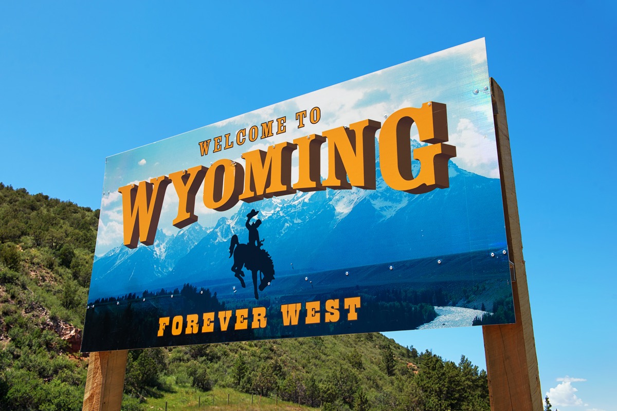 wyoming state welcome sign
