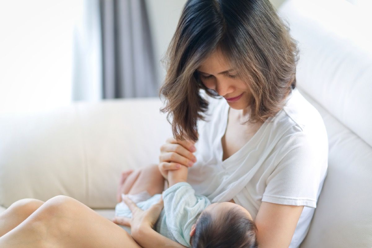  asiatische Frau, die Baby stillt, wie sich die Elternschaft verändert hat