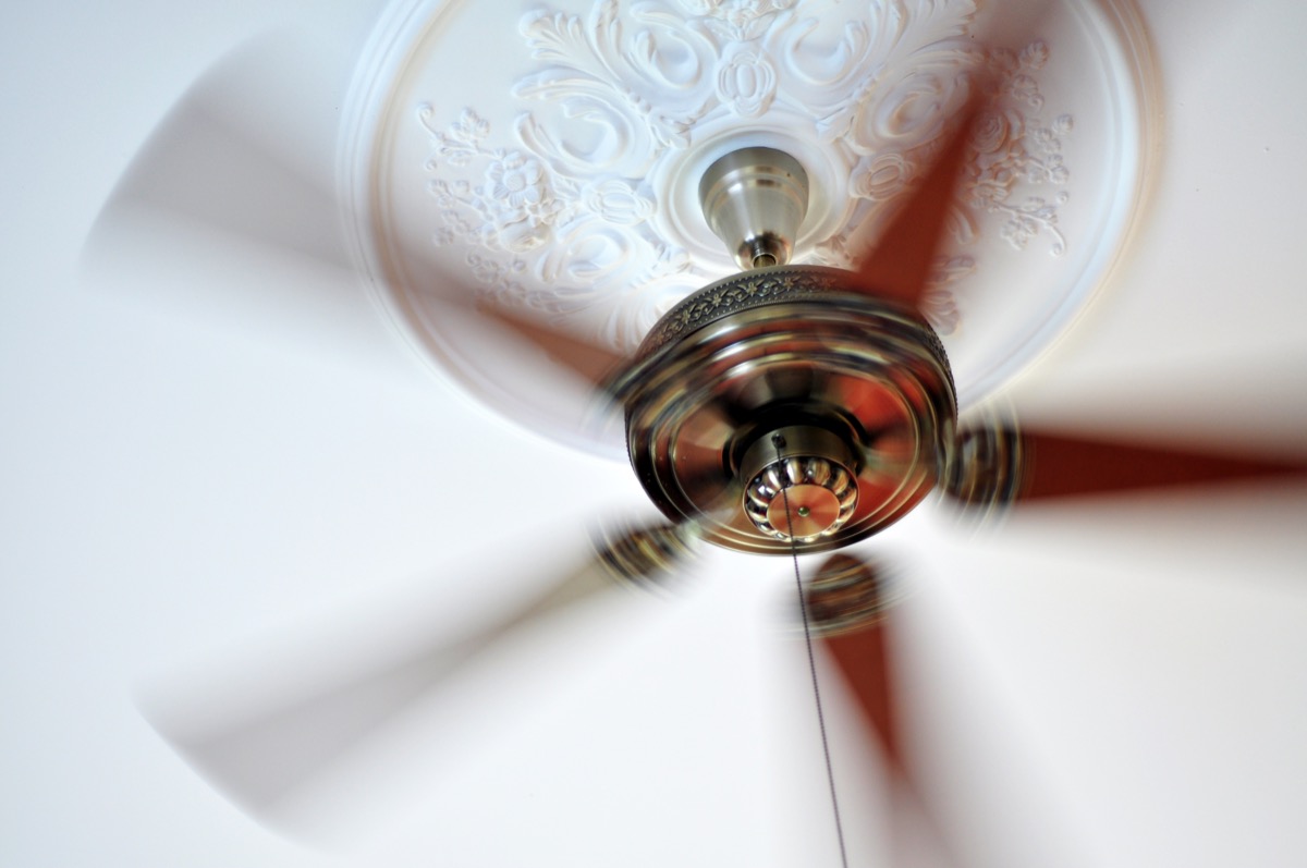 ceiling fan works to lower air conditioning bill