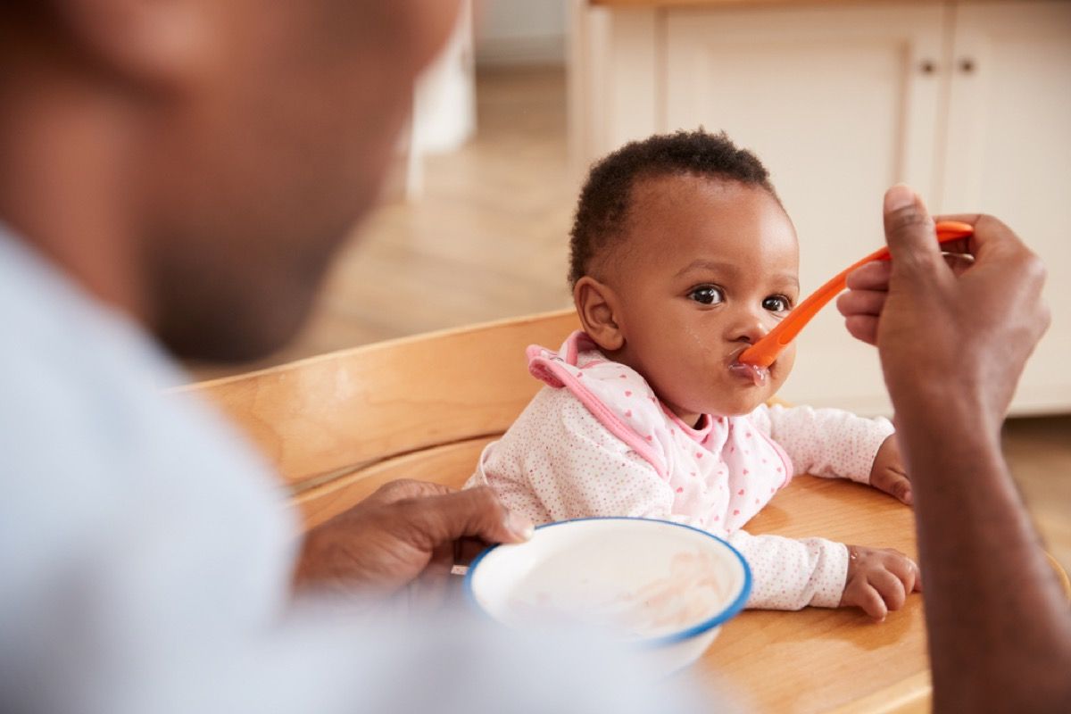  vater füttert kleine Tochter, wie sich die Elternschaft verändert hat