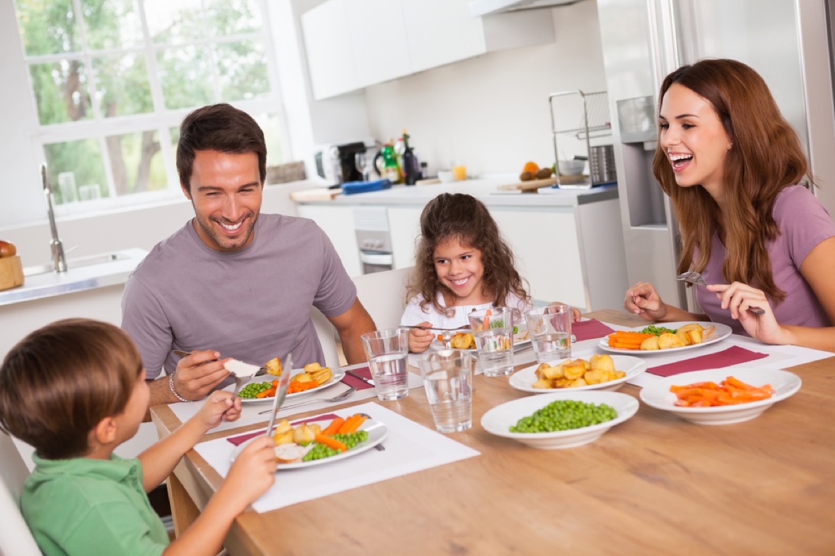 family eating dinner together, parenting tips