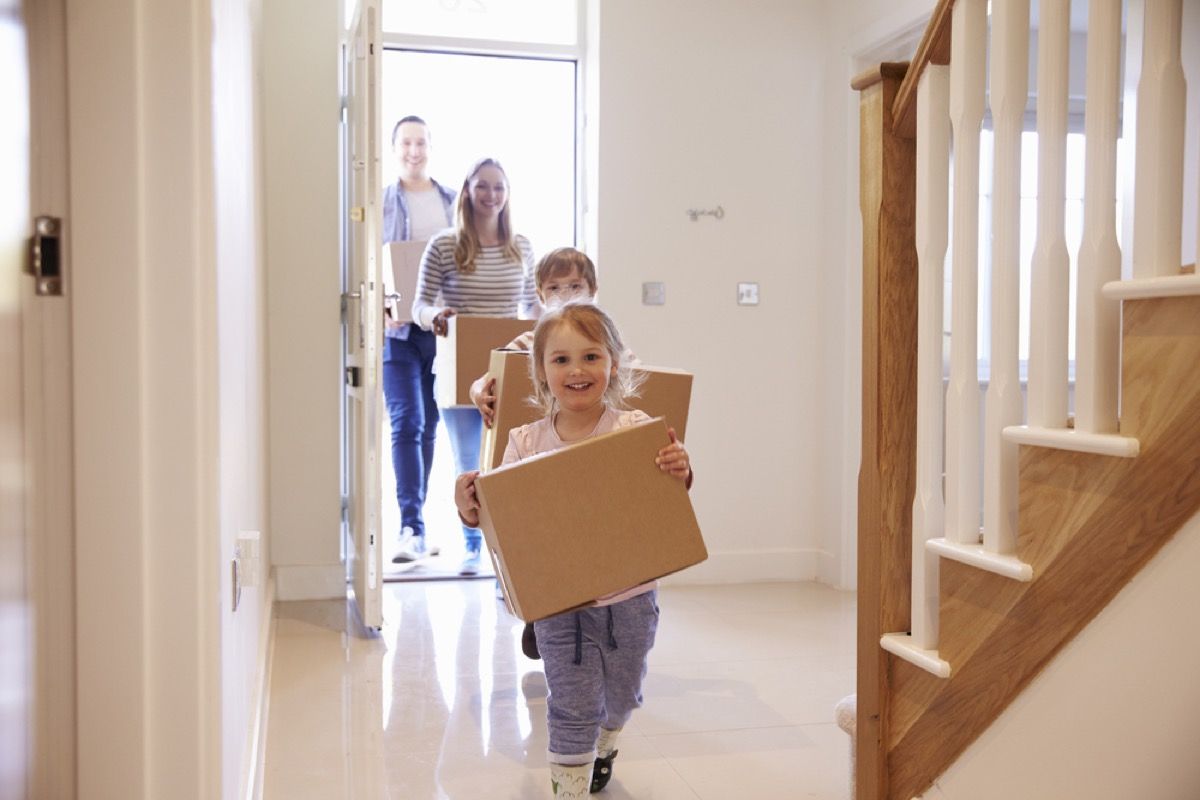 la familia que lleva cajas de mudanza, las formas en que la crianza de los hijos ha cambiado.