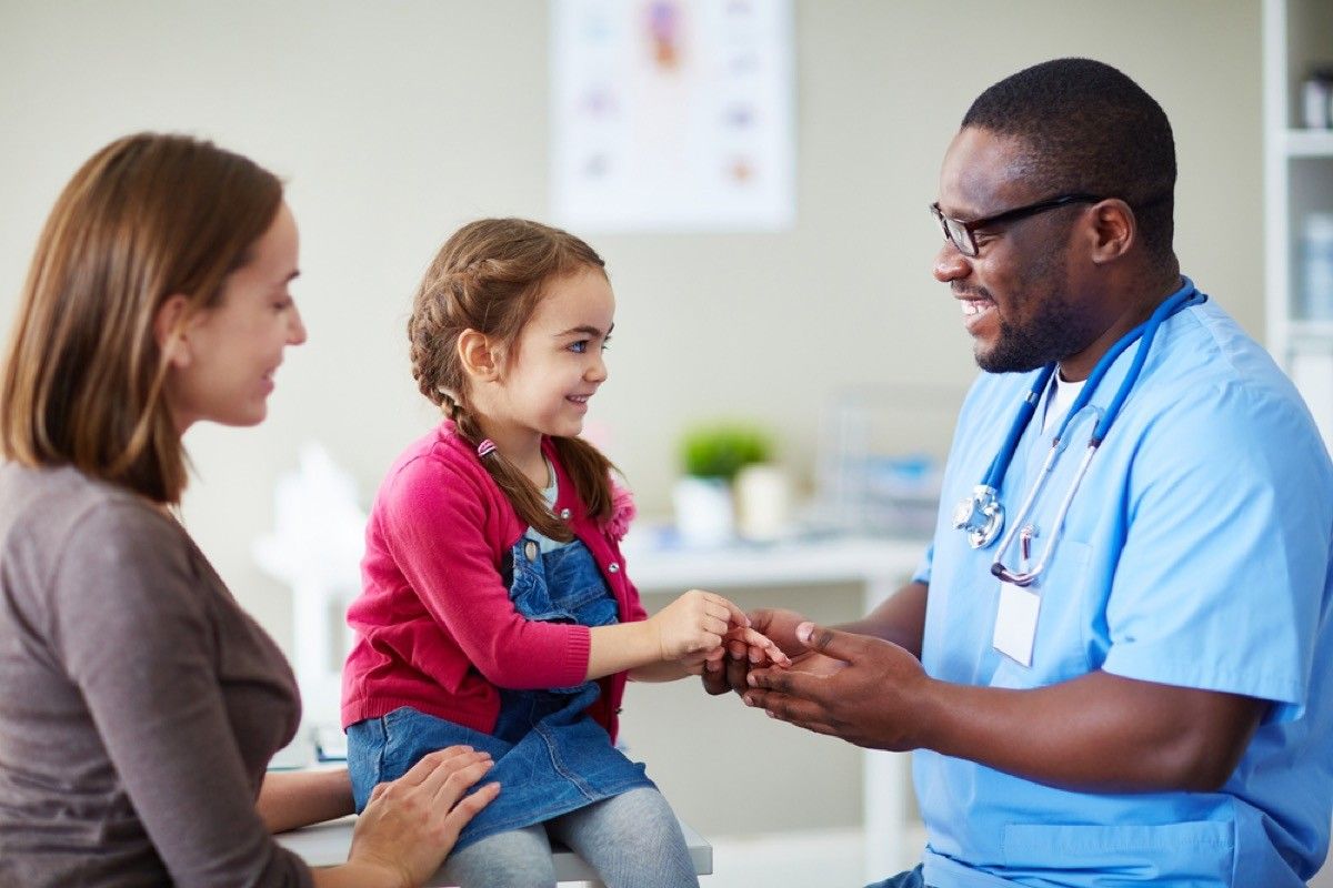 niña pequeña en el doctor, las formas en que la crianza de los hijos ha cambiado