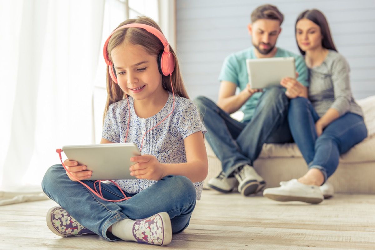  junges Mädchen mit Kopfhörern auf Tablet, wie sich die Elternschaft verändert hat