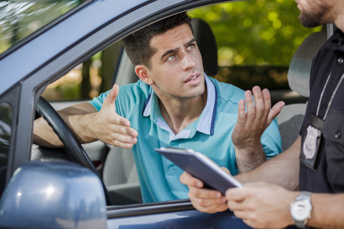 man arguing with police officer things you should never do when getting pulled over