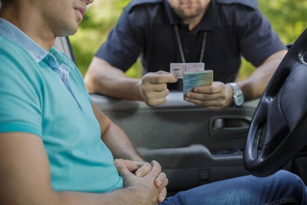 man fidgeting during traffic stop things you should never do when getting pulled over