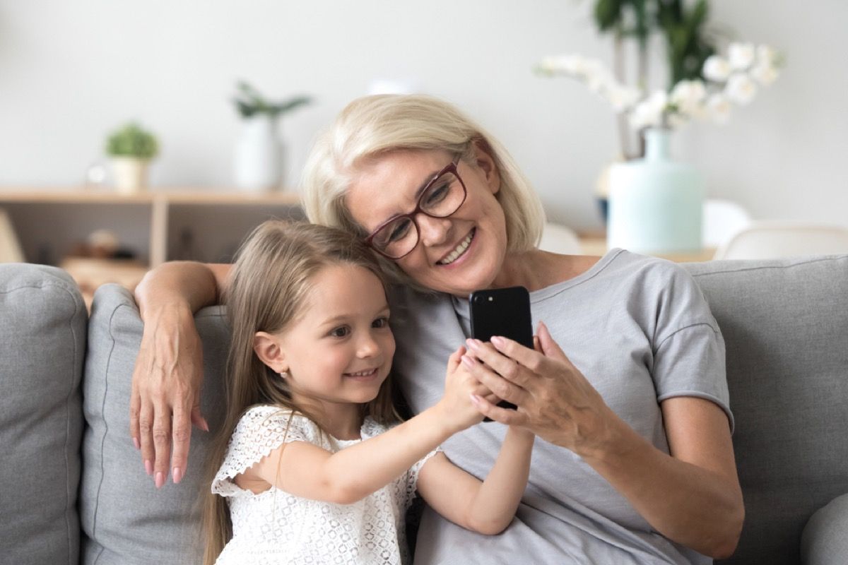 Mama mai în vârstă cu copilul mic, modurile în care părinții s-au schimbat.