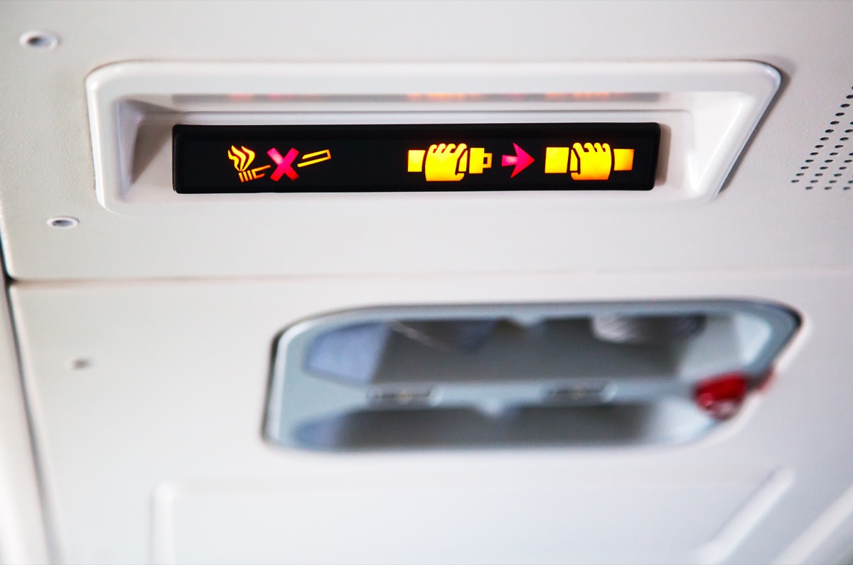 знак за предпазен колан на самолетни неща, които ужасяват стюардесите