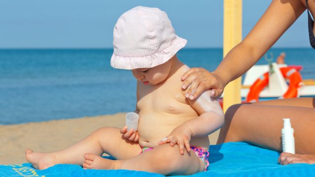 baby sunscreen beach