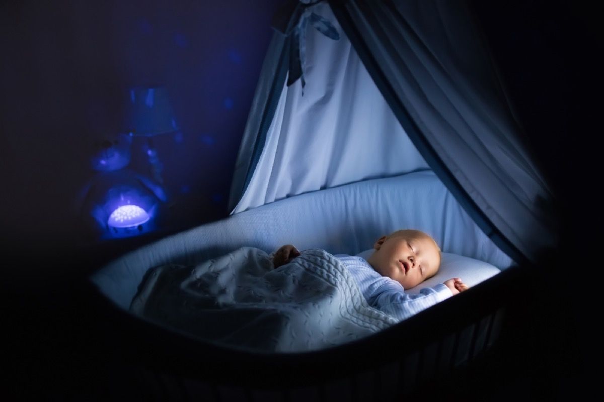  bébé dormant dans la pépinière la nuit, les façons dont la parentalité a changé.