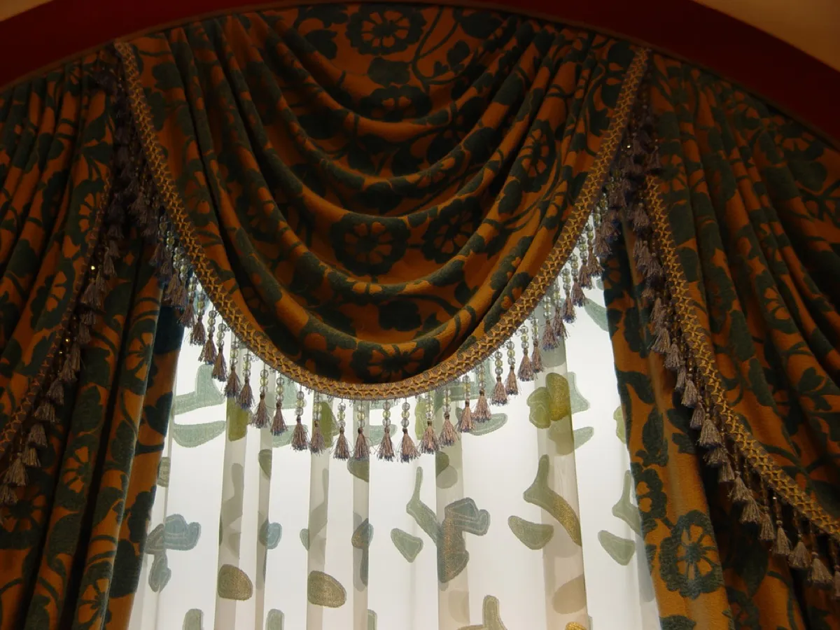 curtain and matching valance, 80s interior design