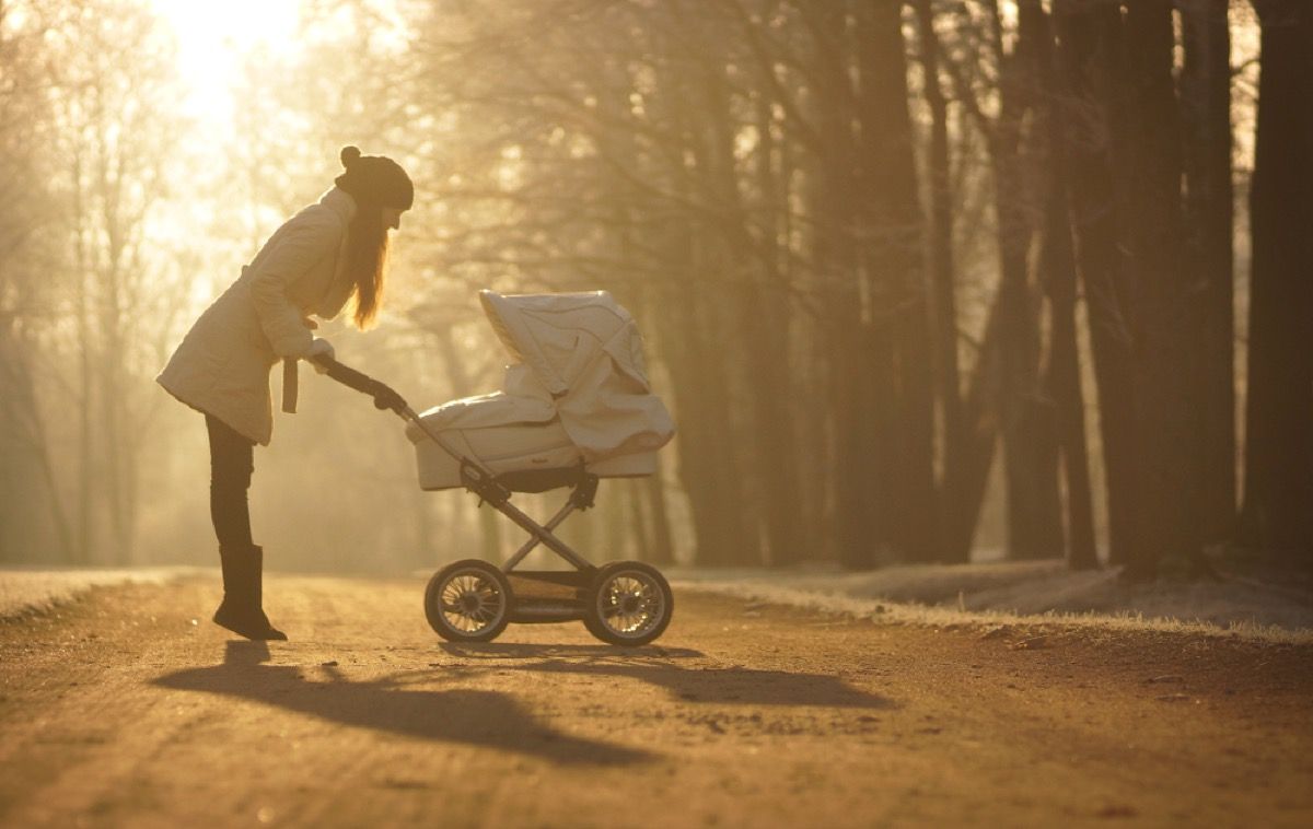 nainen etsii rattaat bassinet, tapoja vanhemmuus on muuttunut.