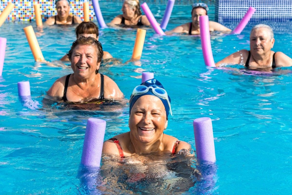 Vrouw zwemmen voor oefening, meer dan 40 fitness