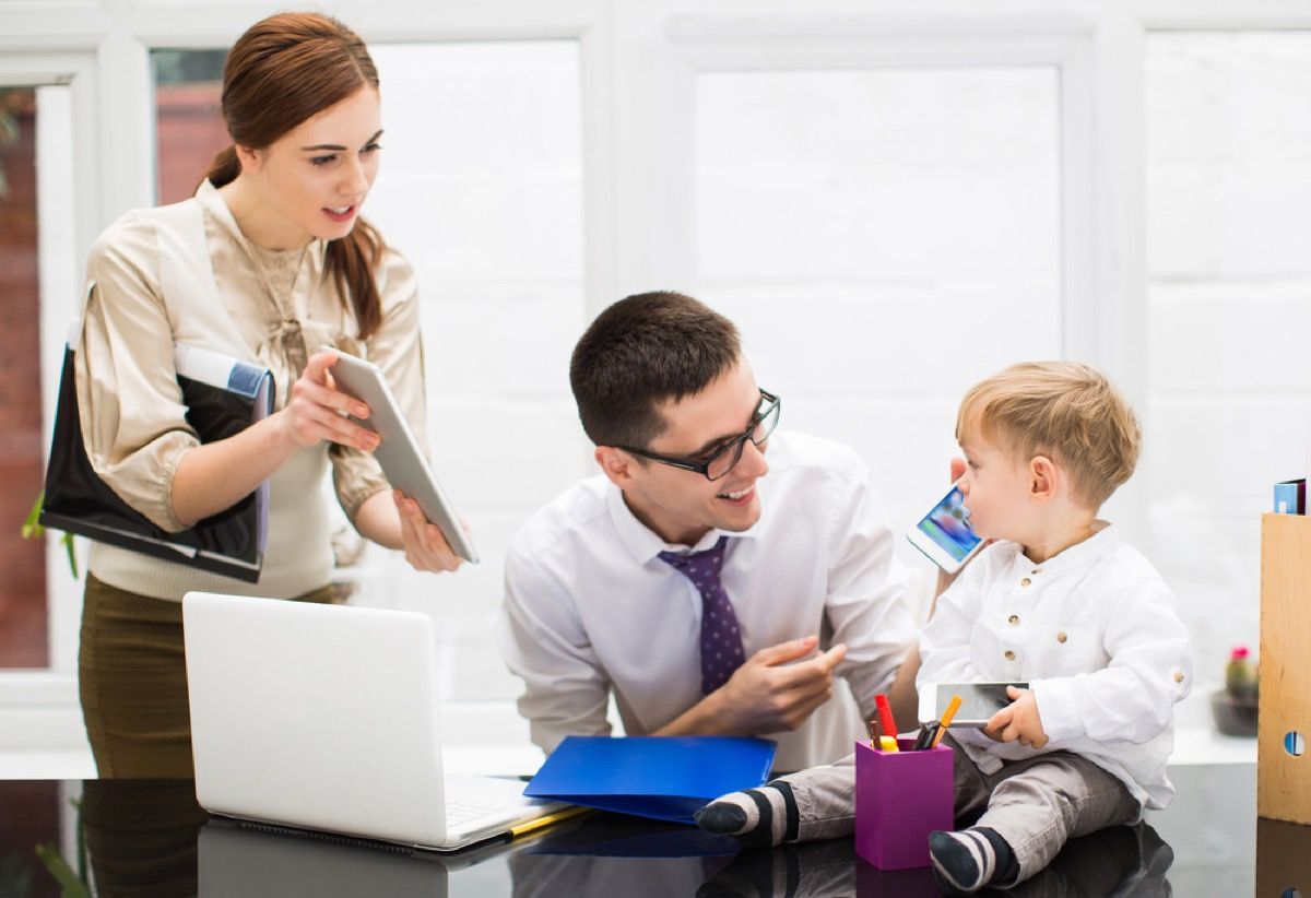  mama und Papa arbeiten mit Baby, wie sich die Elternschaft verändert hat.