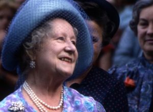 Queen Elizabeth I in hat and pearls, people who lived to 100
