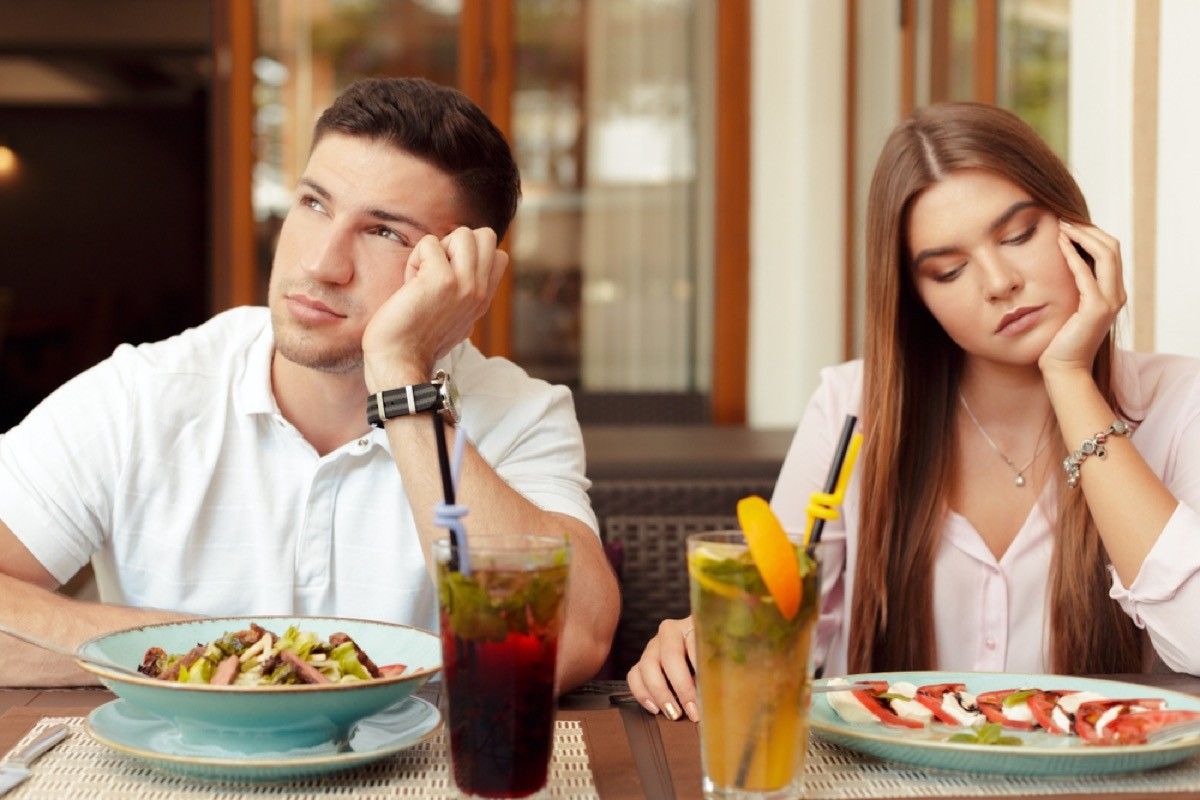 casal brigando por refeição, coisas que você nunca deve dizer ao seu cônjuge