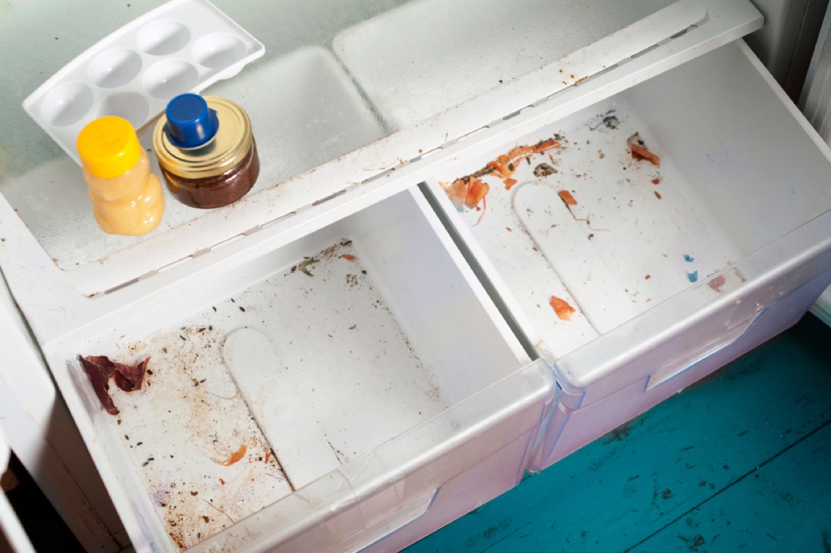 dirty fridge drawers, things housekeepers hate