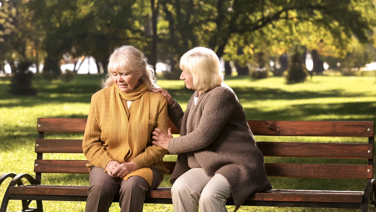 Femmes plus âgées sur le banc