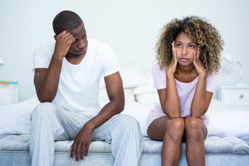Un cuplu afro-american care se luptă cu lucruri pe care nu ar trebui să le spui niciodată într-o ceartă cu soția ta