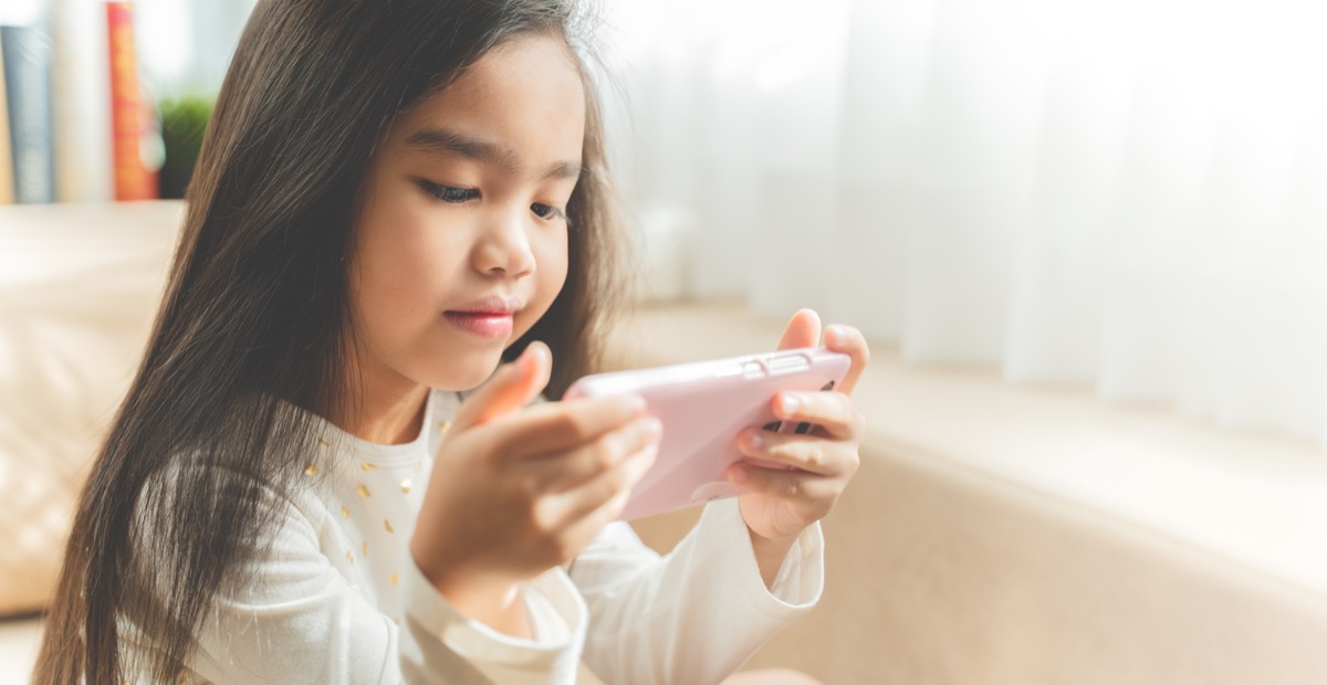 child on phone back-to-school tips what screen time does to your children's eyes