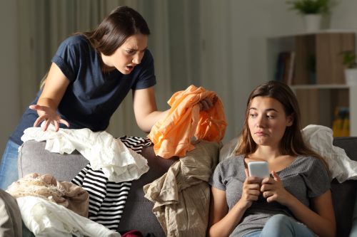 woman scolding friend for messy home things you should never say to a single parent