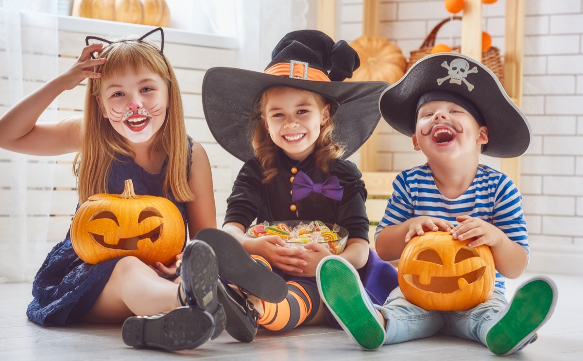 16 Halloween Party Games For Everyone - Easy DIY Halloween Games